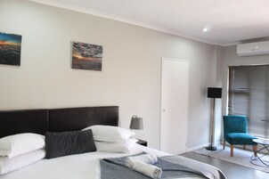 Deluxe Room, 1 King Bed, Non Smoking | Individually decorated, desk, laptop workspace, blackout drapes