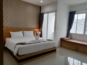 Quarto casal júnior | Cofres nos quartos, escrivaninha, Wi-Fi de cortesia, roupa de cama