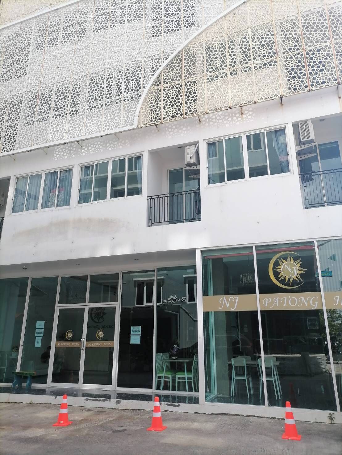 Vista frontal de la propiedad