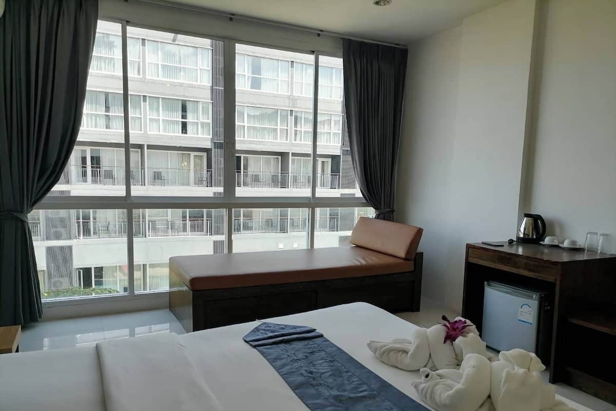 In-room safe, desk, free WiFi, bed sheets