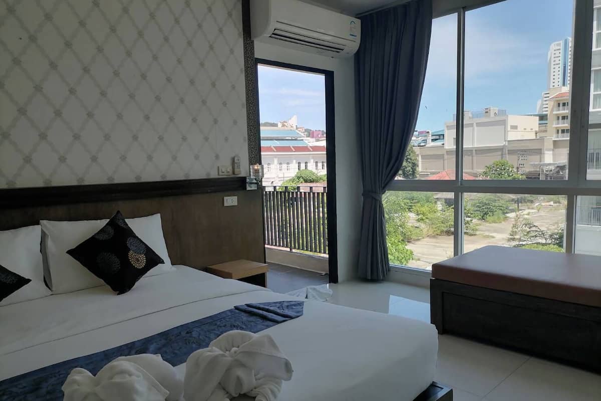 In-room safe, desk, free WiFi, bed sheets