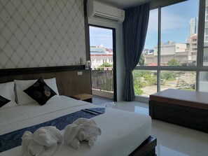 In-room safe, desk, free WiFi, bed sheets - NJ Patong Hotel (Patong)