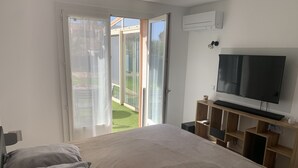 Makuuhuoneessa on sänky, televisio ja lasiliukuovi, joka johtaa parvekkeelle.