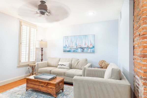 Televisión y oficina 