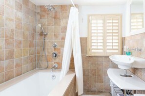Shower, hair dryer - Charming Charles -Walkable Downtown Annapolis Home (Annapolis)