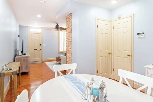Charming Charles -Walkable Downtown Annapolis Home