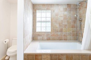 Shower, hair dryer - Charming Charles -Walkable Downtown Annapolis Home (Annapolis)