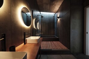 Dobbeltrom – deluxe | Bad | Separat badekar og dusj, regndusjhode, hårføner og håndklær