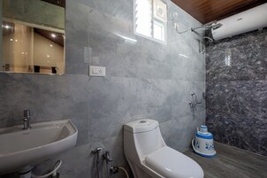 Deluxe Double Room | Bathroom | Shower, towels