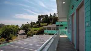 A green building with a flat roof and a balcony. - Blossom Inn (Coonoor)