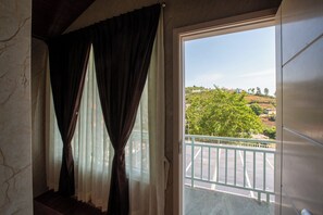 Deluxe Double Room | Premium bedding, bed sheets - Blossom Inn (Coonoor)