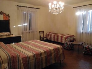 3 chambres, fer et planche à repasser, Wi-Fi gratuit, draps fournis