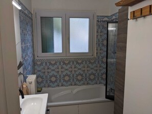 タオル、石鹸、トイレットペーパー