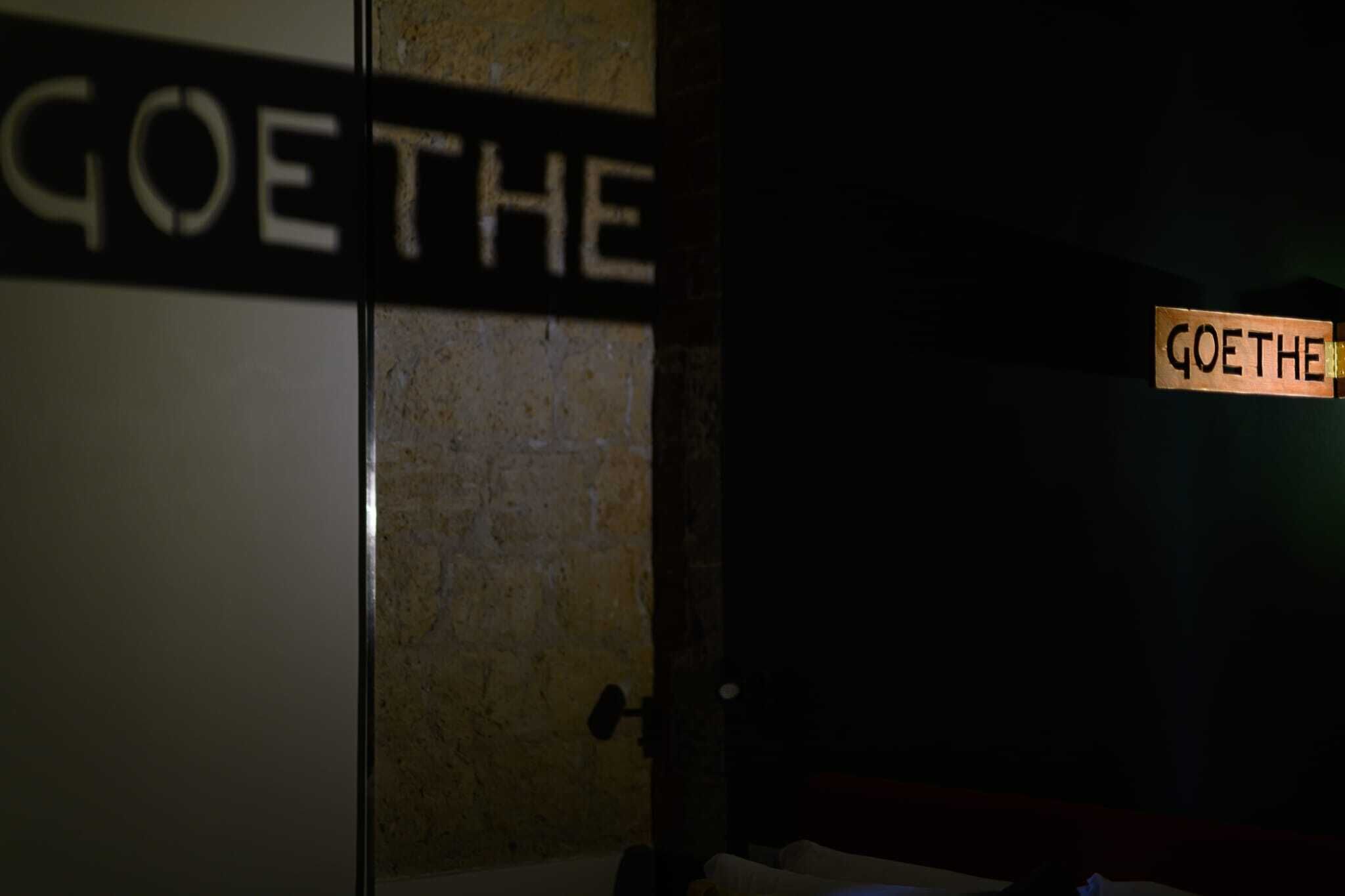 Una habitación con un letrero que dice 'GOETHE'.
