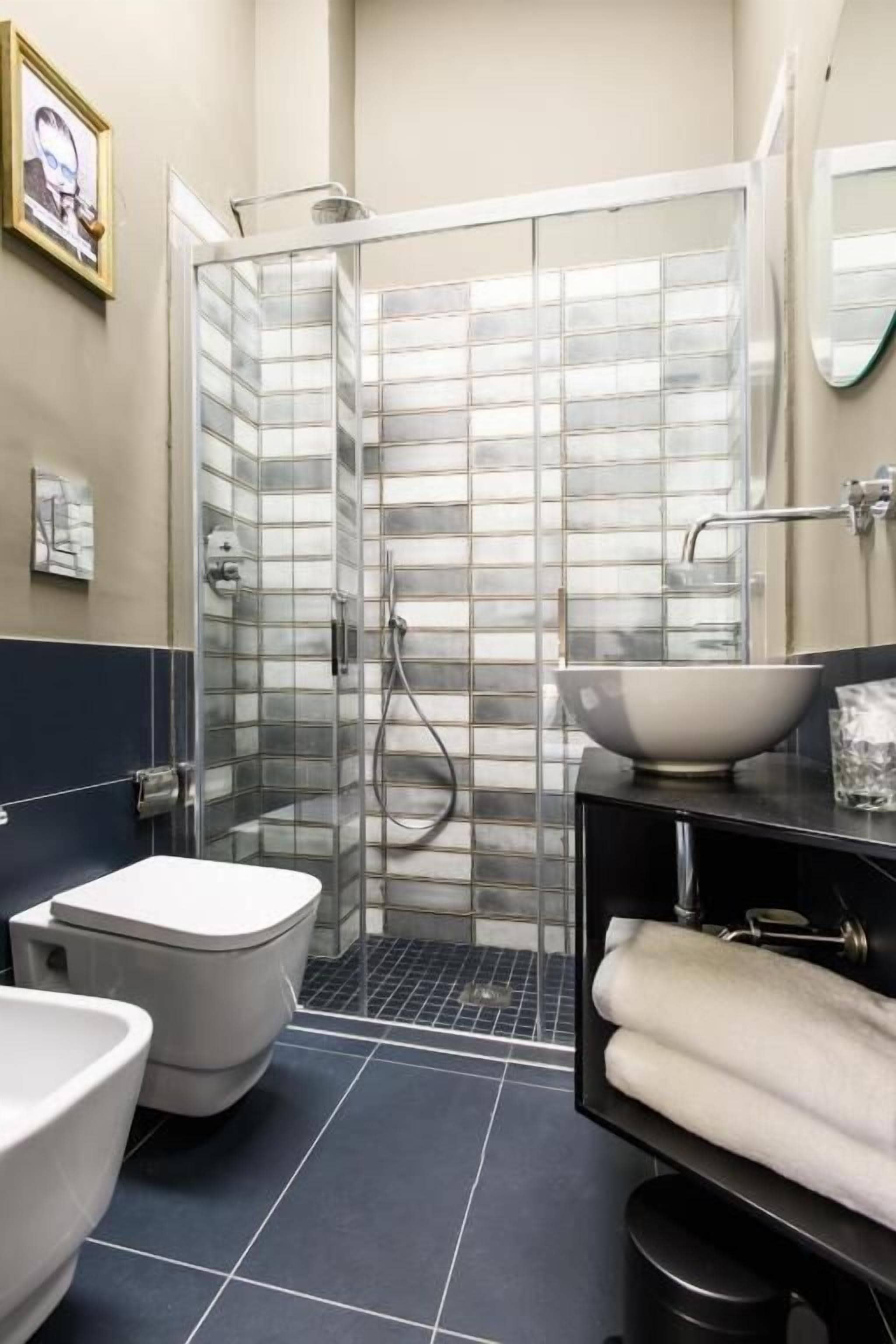 Quarto luxo | Banheiro | Chuveiro, chuveiro com efeito de chuva, secador de cabelo, bidê