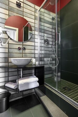 Suite Deluxe | Salle de bain | Douche, douche cascade, séchoir à cheveux, bidet