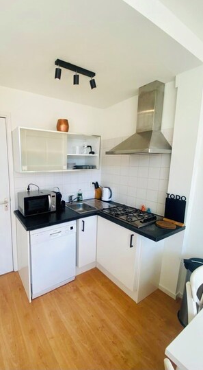 Fridge, oven, stovetop, coffee/tea maker