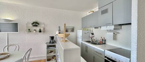 Refrigerador, microondas y utensilios de cocina