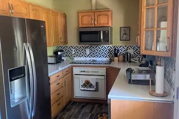 Coffee/tea maker, fridge, microwave, oven