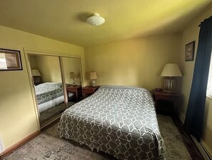 2 bedrooms, iron/ironing board, WiFi, bed sheets - Forget Me Not Home by Airport, upstairs unit of a 2 floor house (Anchorage)