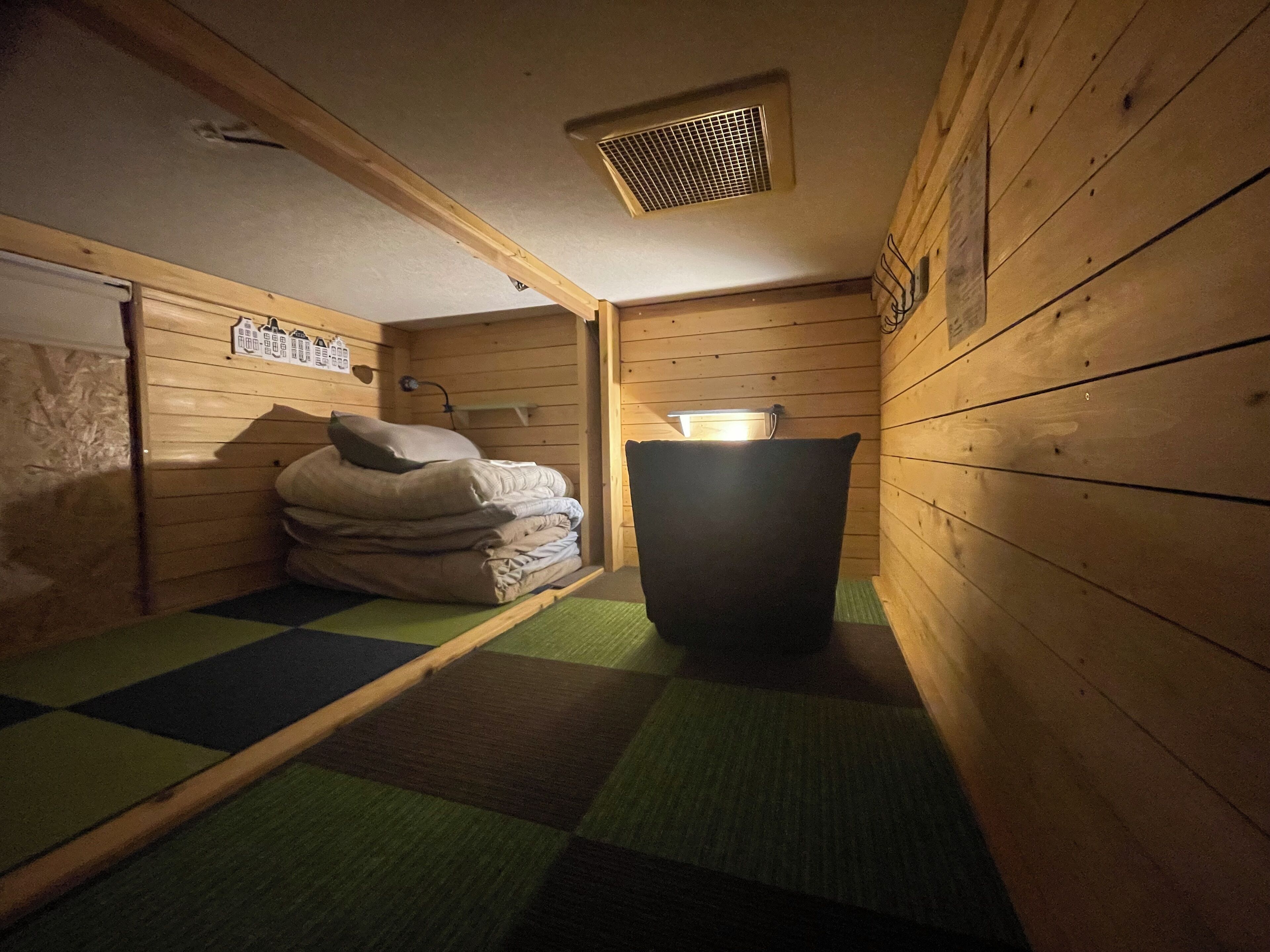 ห้องทวิน, หอพักรวม | เตารีด/โต๊ะรีดผ้า, ผ้าปูที่นอน