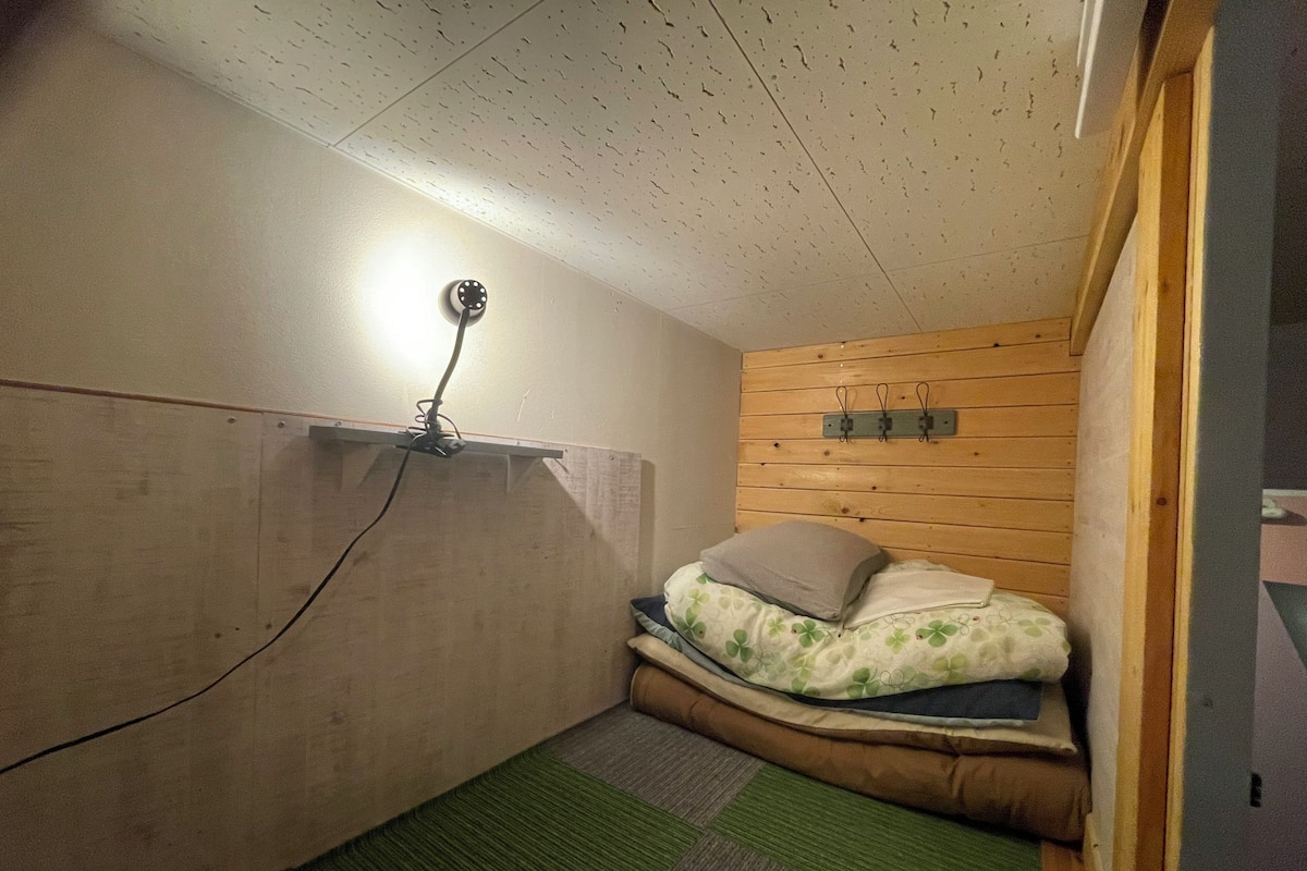 男女共用カプセルドミトリー|木のぬくもり感じるシンプルステイ | アイロン / アイロン台、ベッドシーツ