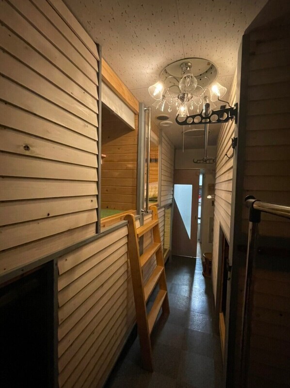 Habitación | Tabla de planchar con plancha y ropa de cama 