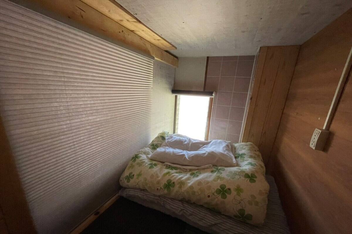 Tabla de planchar con plancha y ropa de cama