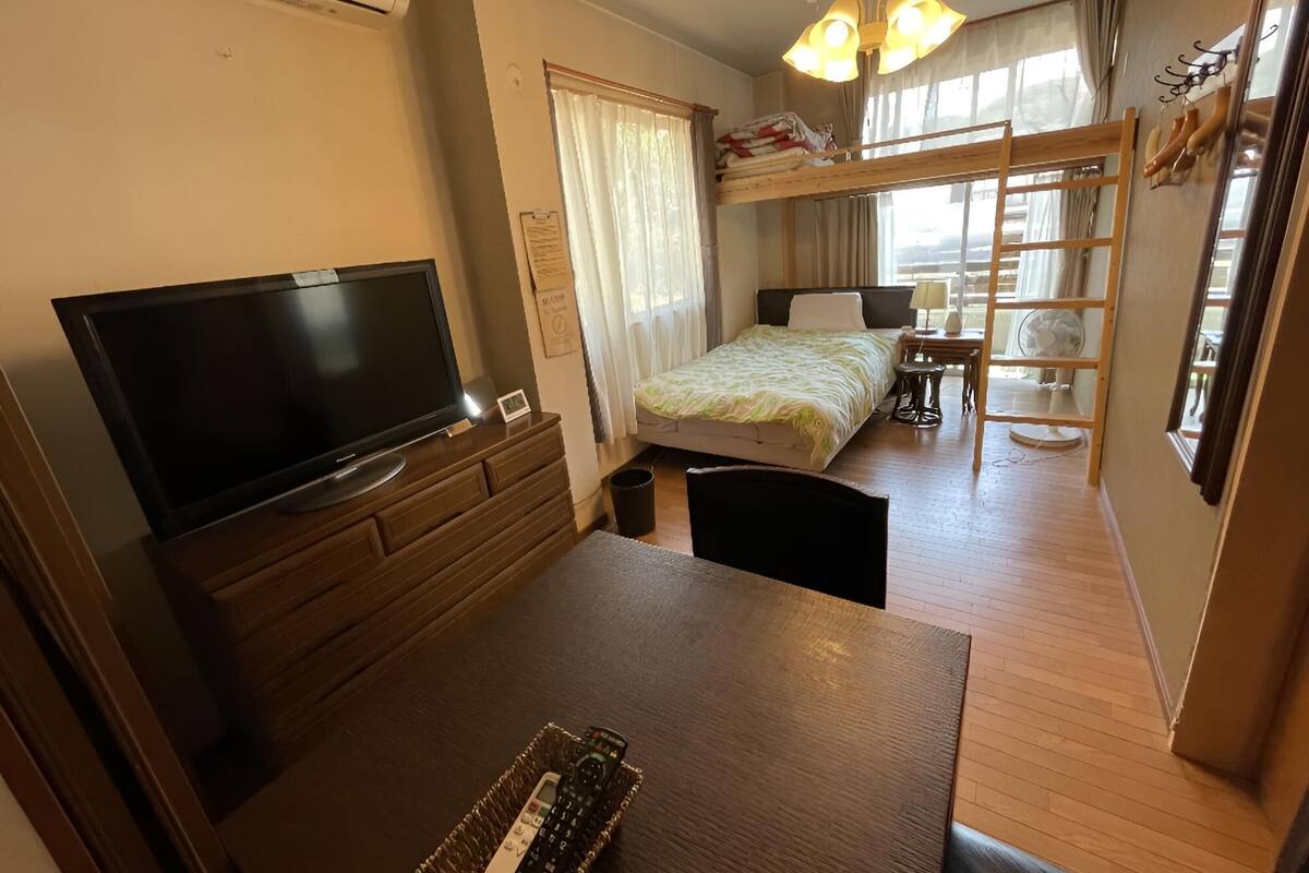 Tabla de planchar con plancha y ropa de cama