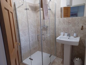 Douche, sèche-cheveux, serviettes fournies, savon