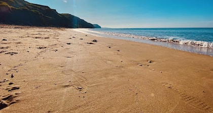 Cosy Coastal Cottage close to Beach - pet-friendly