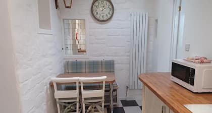 Cottage close to Beach, Pub & Amenities