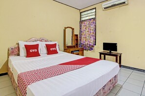 Desk, bed sheets - Hotel O Sendang Asri (Wonogiri)