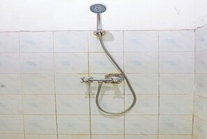 Shower, towels - Hotel O Sendang Asri (Wonogiri)