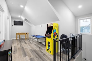 Game room - Cozy Lake Cottage W/Pool, Hot Tub,Kayaks, SUPs (Winchester)