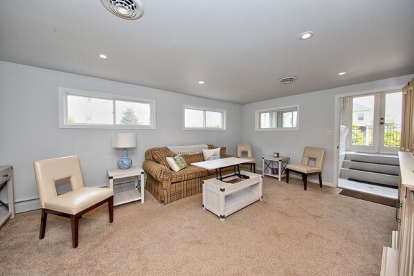 Una televisión, una chimenea