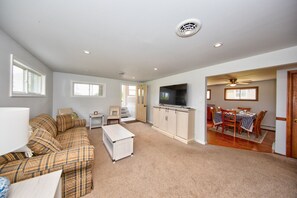 Una televisión, una chimenea