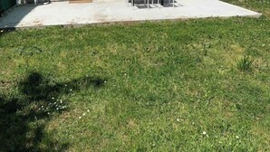 Un bâtiment à deux étages, doté d’un toit plat et d’un patio couvert.