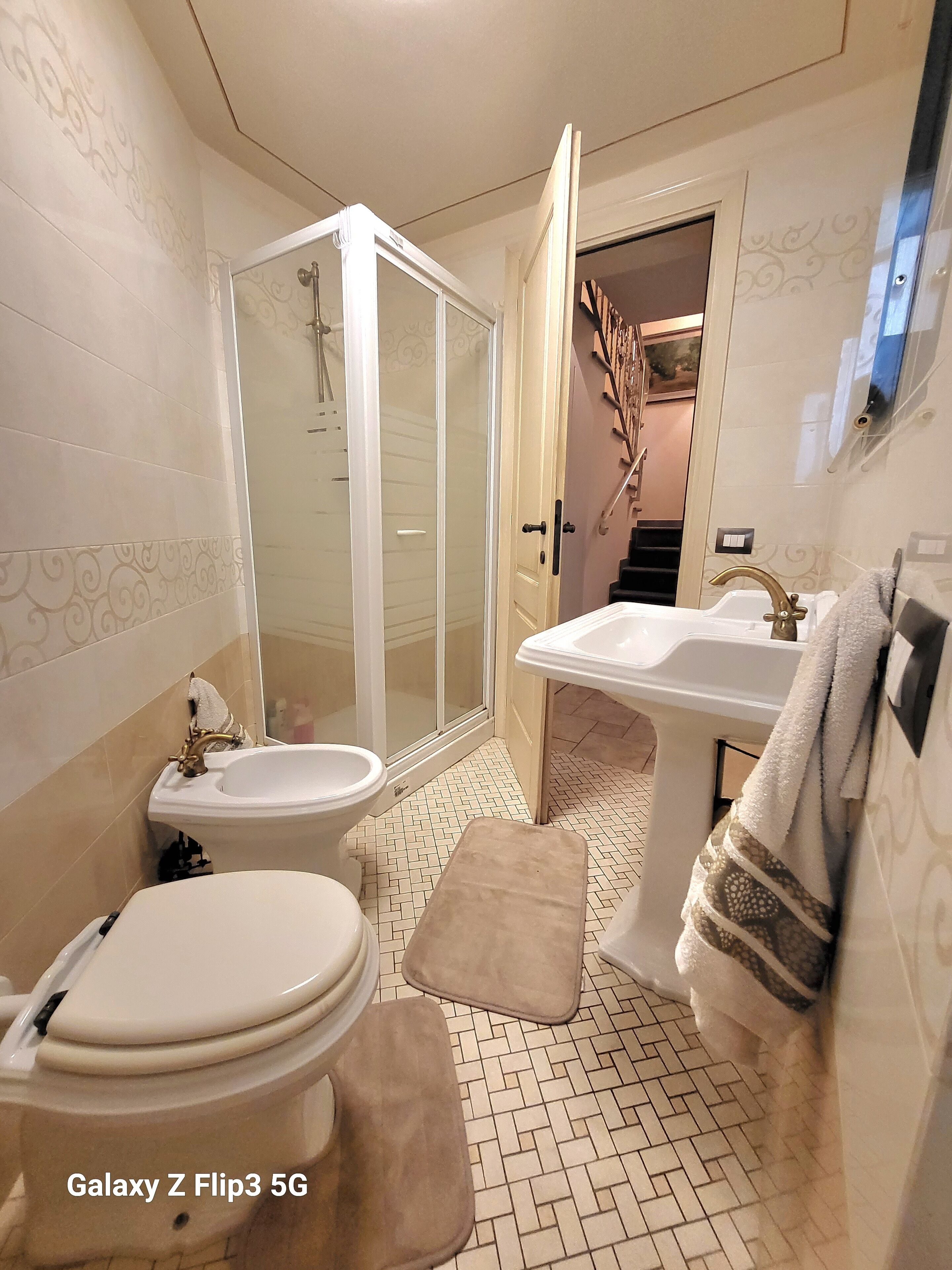 Douche, sèche-cheveux, bidet, serviettes fournies