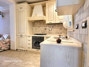 Réfrigérateur, lave-vaisselle, cafetière/bouilloire