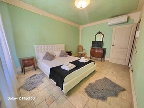 2 bedrooms, desk, free WiFi, bed sheets - Romantic house with bath and pets allowed in ancient Tuscan village (Montopoli)