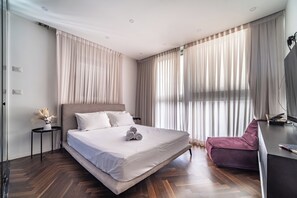 3 bedrooms, desk, iron/ironing board, bed sheets
