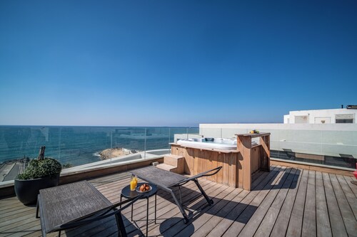 Luxurious 3BR Apt w Jacuzzi and Sea View