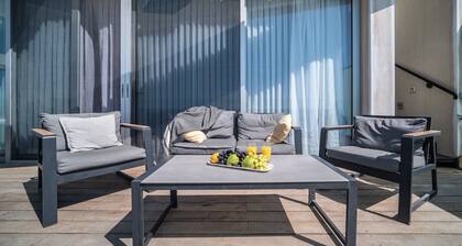 Luxurious 3BR Apt w Jacuzzi and Sea View