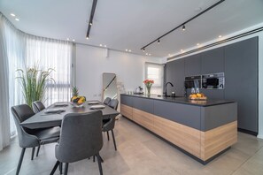 Fridge, microwave, oven, stovetop - Luxurious 3BR Apt w Jacuzzi and Sea View (Haifa)