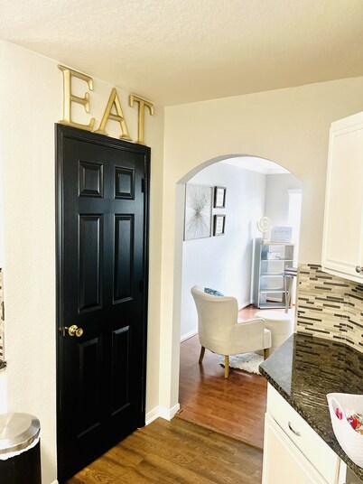 The Catbird Hideaway - Your peaceful and serene home in the Houston, Tx area.