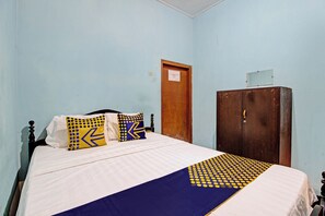 Basic Double Room | Desk, laptop workspace, bed sheets