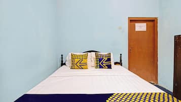 Basic Double Room | Desk, laptop workspace, bed sheets