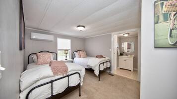 3 bedrooms, Egyptian cotton sheets, desk, iron/ironing board