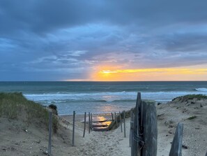 Playa en los alrededores, camastros y toallas de playa